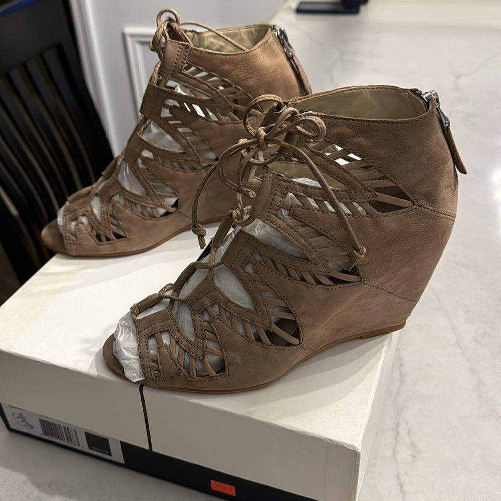 Dolce Vita Shandy Taupe Nubuck Wedge Size 8 Lace Up Front Open Toe Bootie - Picture 4 of 9